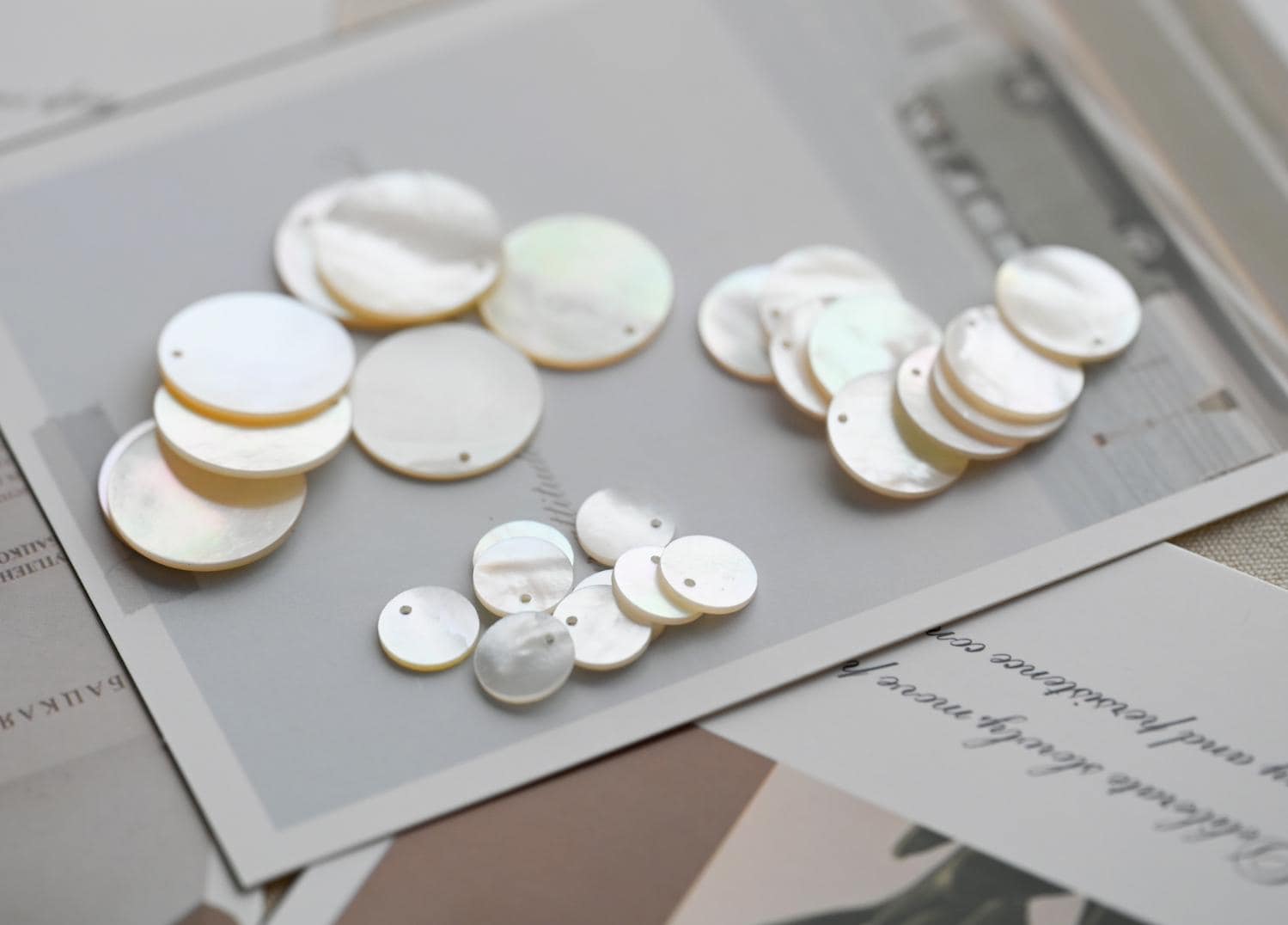 10pcs White Mother of Pearl Coin Charms, Round Disc MOP Shell Pendants 10/ 15/ 20mm (BK-003-A)